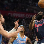 Harden y Embiid logran doble doble; 76ers apalean a Clippers