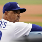 Los Dodgers extienden contrato a manager Roberts