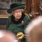 Reina Isabel II asiste a misa en memoria del príncipe Felipe