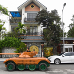 Un padre en Vietnam transforma furgoneta en tanque de madera para su hijo