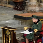 Tras sus problemas de salud, Isabel II reaparece para homenaje a su difunto esposo