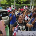 Padres y alumnos protestan frente a la ADP por paro de docencia