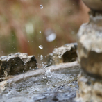 La física de cómo gotas de agua erosionan la piedra