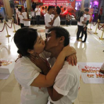 Día del Beso homenajea pareja que se besó por 58 horas, 35 minutos y 58 segundos y rompió récord