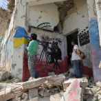 Grafitis por Ucrania colorean los muros destruidos por los rusos en Siria