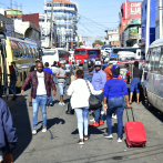Salud Pública hace ronda por las paradas de autobuses y entrega kit de prevención del covid-19