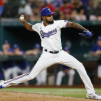 Dennis Santana, de los Rangers, pasa a lista de COVID tras presentar síntomas