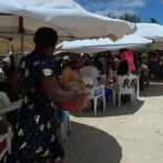 Bañistas comen pescados fritos y yaniqueques en Boca Chica; Juan Dolio y Guayacanes con menos visitantes
