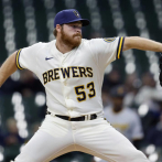 Brandon Woodruff poncha a 9, Milwaukee barre a Piratas