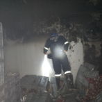 Bomberos sofocan incendio que afectó almacén de supermercado en la Churchill
