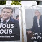 Macron, favorito para repetir en el Elíseo, vota acompañado por su esposa