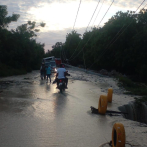 Río Manguito se desborda y bloquea tránsito entre Villa Jaragua y Neyba