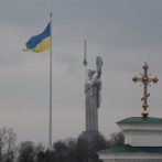 Kiev demuele un monumento soviético que celebra la amistad entre Ucrania y Rusia
