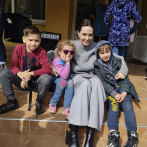 Angelina Jolie hace visita sorpresa a Ucrania, conoce a niños