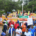 Dirigentes sindicales realizan peticiones en manifestación