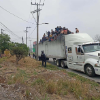 Hallan a más de 300 migrantes hacinados dentro de tráiler que iba de México a Estados Unidos