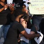 De rodillas y con muchas lágrimas, así protestaron amigos y familiares de David de los Santos en la Plaza de la Bandera