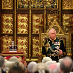 Carlos reemplaza por primera vez a Isabel II en apertura del Parlamento británico