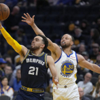 Curry anota 32 y pone a Warriors a uno de la final del Oeste