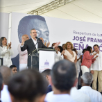 Abinader reinaugura plazoleta de Peña Gómez en medio de consignas de reelección