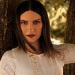 Exiliados cubanos en Miami aplastan discos de Laura Pausini