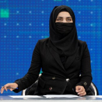 Mujeres en TV afgana se cubren el rostro