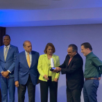 Periodista Patria Reyes recibe premio Periodismo Industrial George Arzeno Brugal