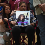 Llantos, abrazos y fotografías en vigilia por las víctimas de la masacre de Texas