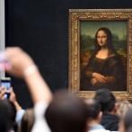 Individuo lanza “pastelazo” al cuadro de la Mona Lisa en el Museo de Louvre