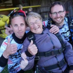 Mujer sueca de 103 años bate récord de la persona más anciana que salta en paracaídas