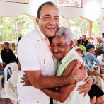 Madres reconocen labor social del comunicador Salvador Holguín en comunidad de Restauración