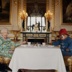 Isabel II inaugura el concierto tomando el té con el oso Paddington