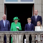 Isabel II cierra el Jubileo de Platino con una aparición sorpresa en el balcón del Palacio de Buckingham