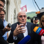 Blatter, por dolor de pecho, evita declarar al iniciar juicio por corrupción