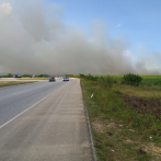 Incendio forestal en la autopista del Coral dificulta visibilidad en la vía