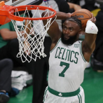Brown, Tatum y Smart lideran ofensiva de los Celtics