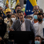 Juan Guaidó recibe empujones e insultos durante visita al oeste de Venezuela