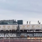 Ocho individuos quedan captados caminando sobre vagones de metro de Nueva York