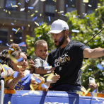 Warriors celebran título con 4 desfile de campeón en 8 años