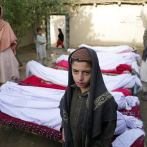 Afganos sepultan a muertos, buscan sobrevivientes tras sismo