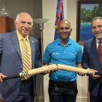 Doctor Tallaj y Cónsul Jáquez reciben bates firmados por Nelson Cruz