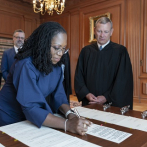 Nuevo hito en EEUU al asumir primera mujer negra en la Corte Suprema