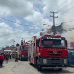 Al menos un bombero con quemaduras en un Incendio de gran magnitud que afecta plaza comercial en Higüey