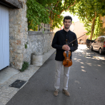 Un violinista sirio da las gracias con la música a su pueblo de acogida en la Provenza francesa