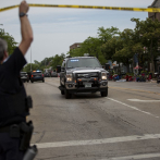 Huye armado el sospechoso de tiroteo que dejó 6 muertos y 24 heridos en desfile cerca de Chicago