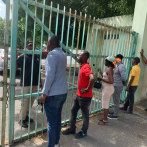 Padres haitianos acuden a Migración a buscar hijos detenidos en universidades de Santiago