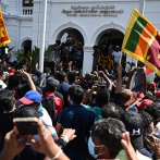 Manifestantes irrumpen en la oficina del primer ministro poco después de ser nombrado presidente interino