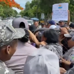 Incidente entre policías pensionados y activos se registra frente al Palacio Nacional