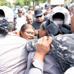 Policías retirados y activos forcejean en protesta por salarios