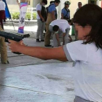 Imágenes de policías entrenando a escolares a usar armas causan indignación en México